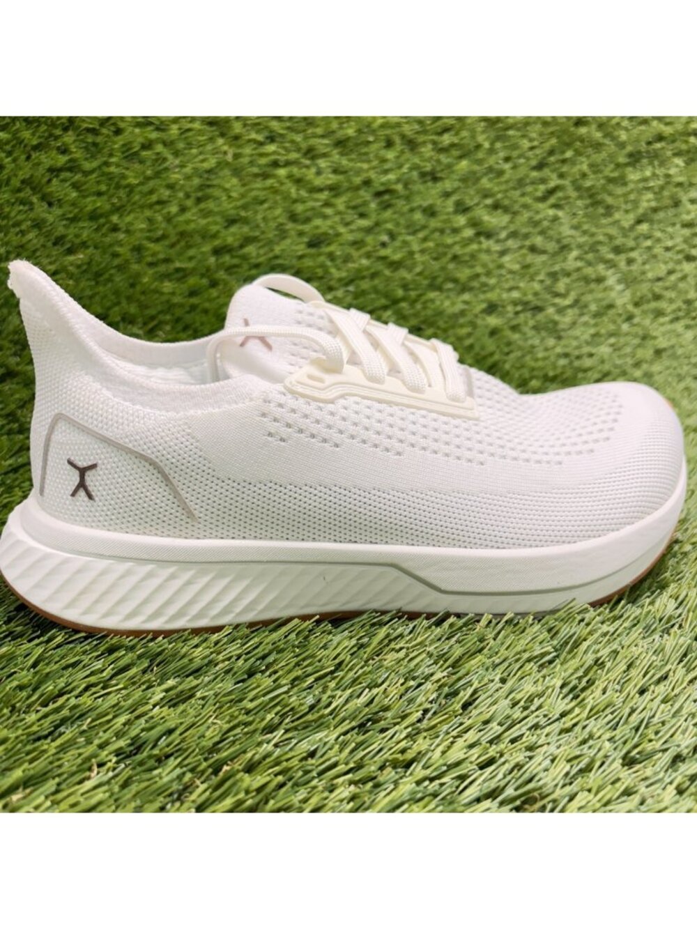 Flux Footwear Adapt Runner White Gum Womens Size 6.5 Athletic Walking Knit Shoes